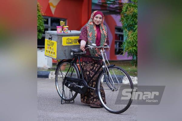 Tengku Norhanim with Nims Crispy Choco Tub