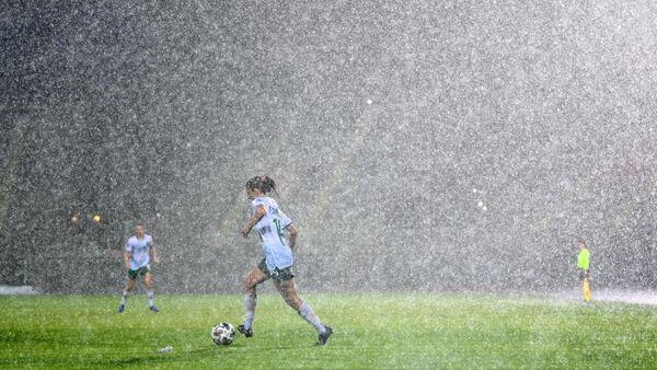 爱尔兰对阿尔巴尼亚的下半场因大雨推迟一小时